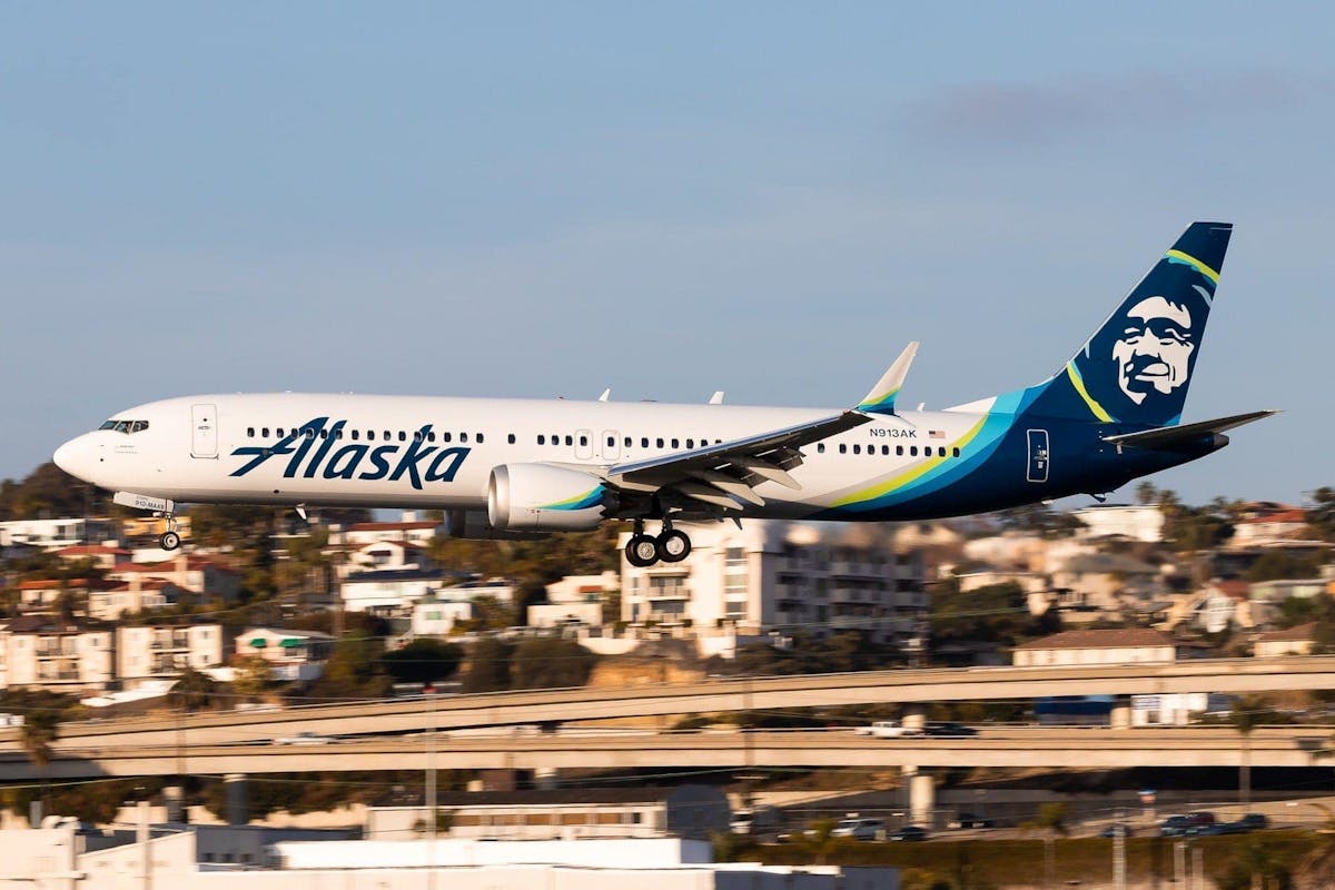 An Alaska Airlines 737-9 MAX landing at KSAN.